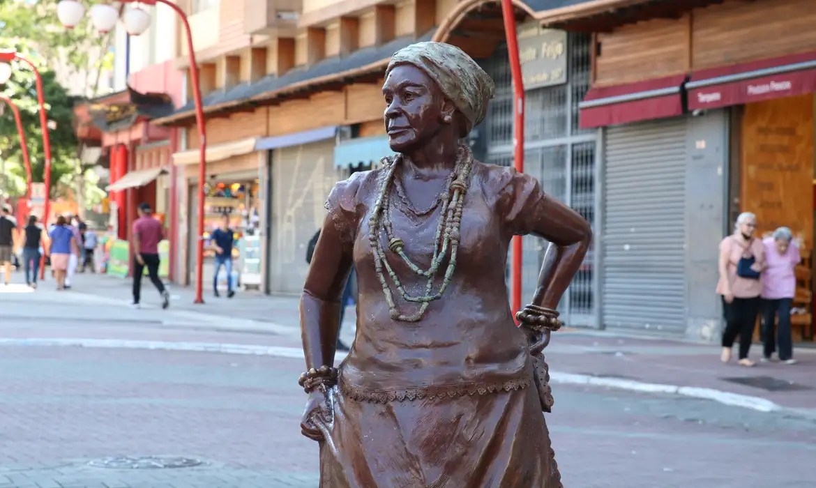 estátua madrinha eunice lavapés