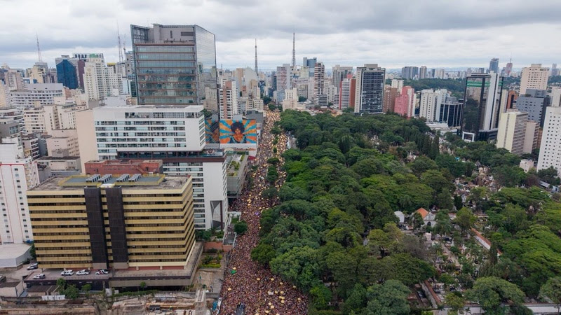 Carnaval SP: bloco da Skol tem desfile marcado por superlotação e tumulto