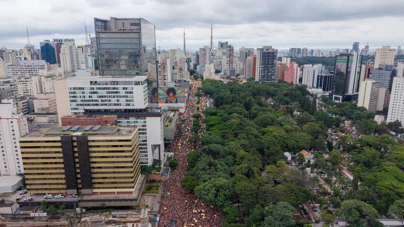 Carnaval SP: bloco da Skol tem desfile marcado por superlotação e tumulto