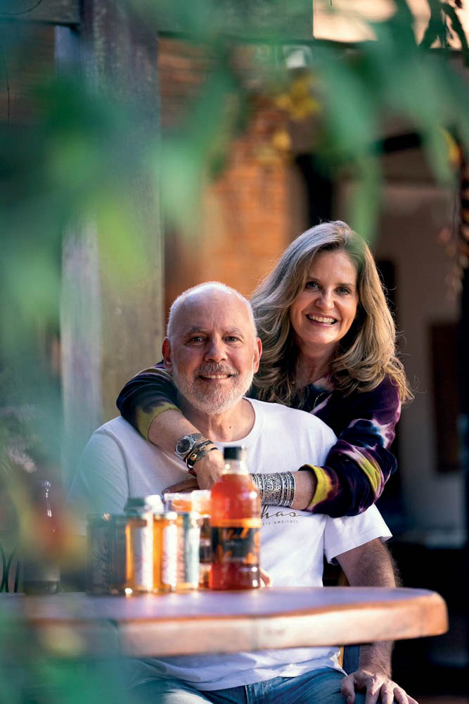 duas pessoas sorrindo para foto e abra&ccedil;adas
