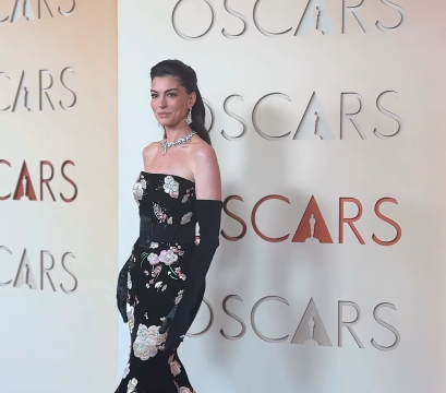 Anne Hathaway apresenta categorias da moda no Oscar 2026