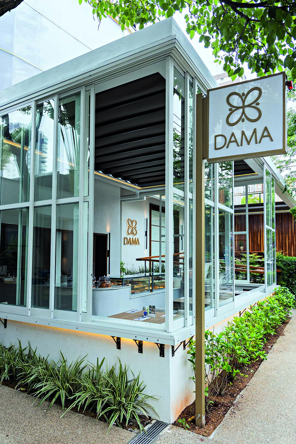 fachada da doceria com tons claros