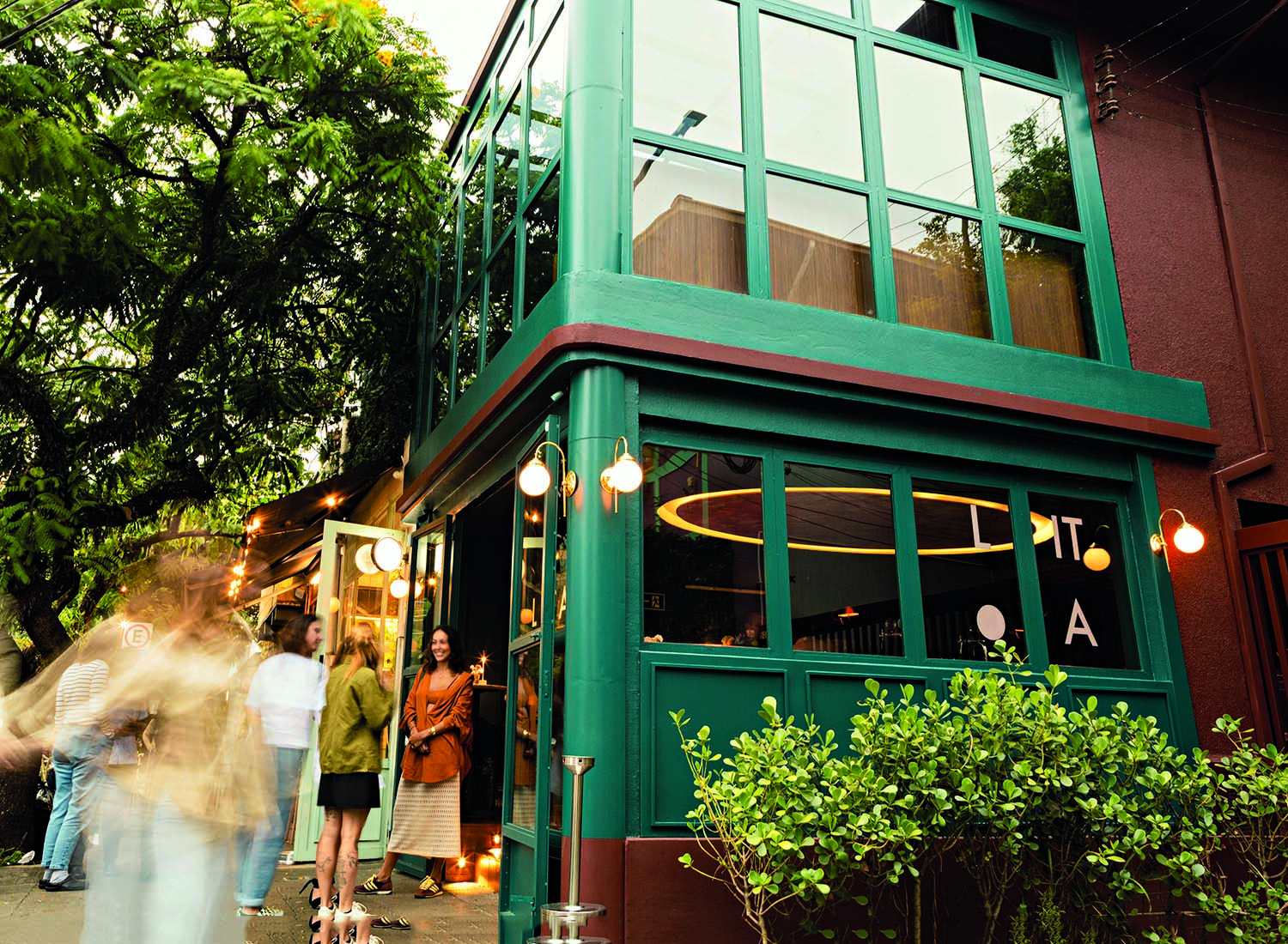 endere&ccedil;o com verde e vinho e pessoas na frente