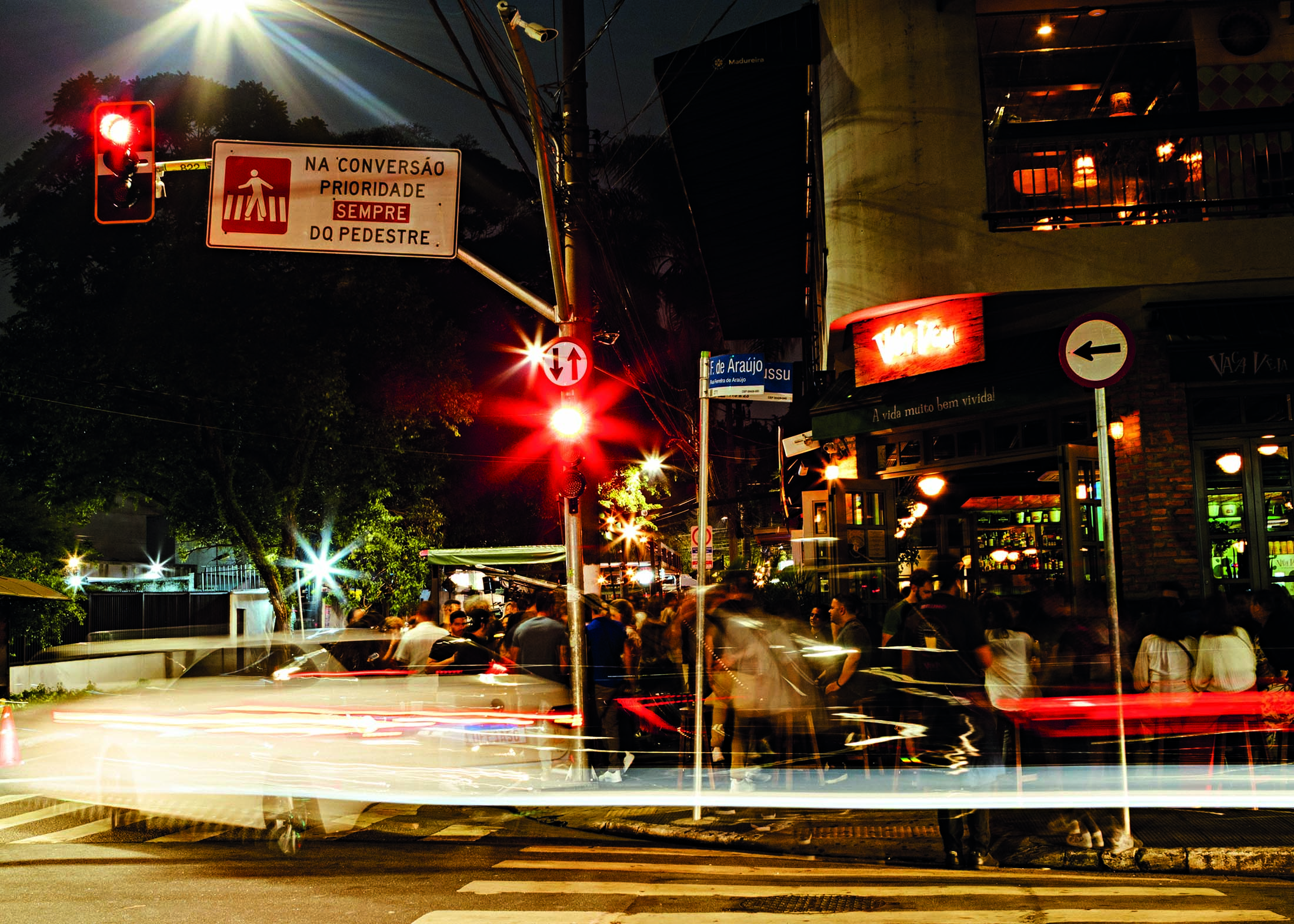 pessoas na esquina em bar