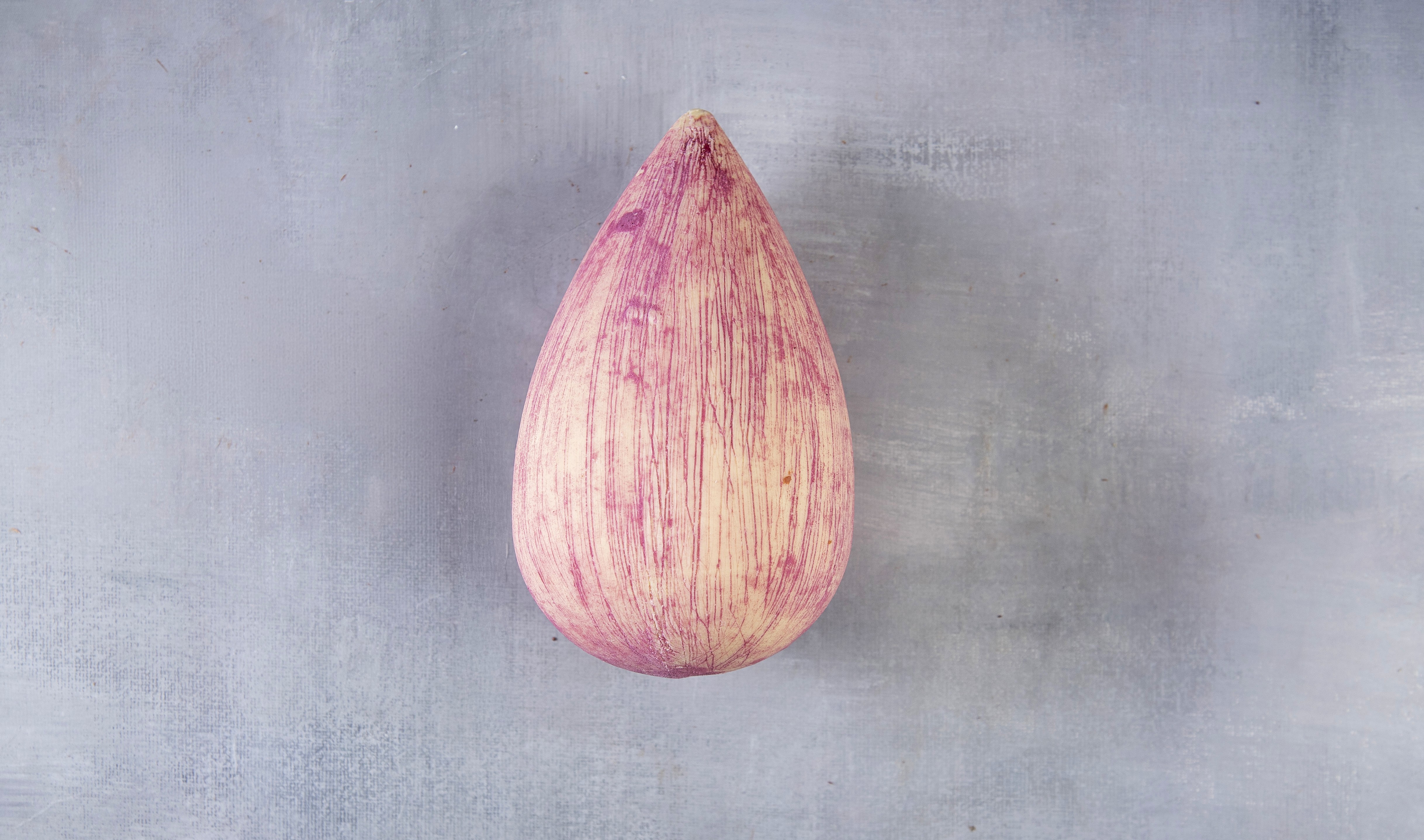 ovo rosa com fundo cinza