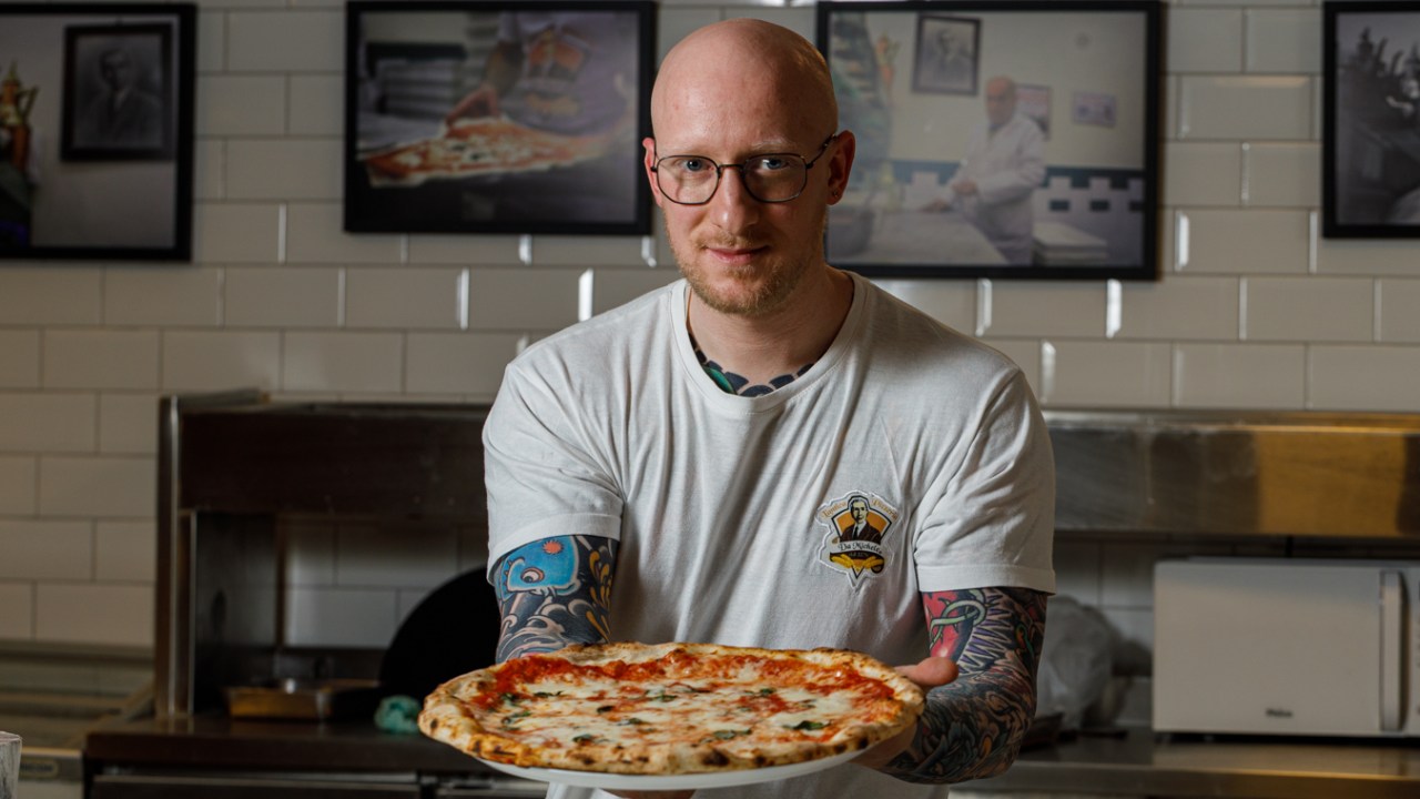 Domenico Mosca, pizzaiolo da badalada Da Michele, opina sobre as pizzas paulistanas