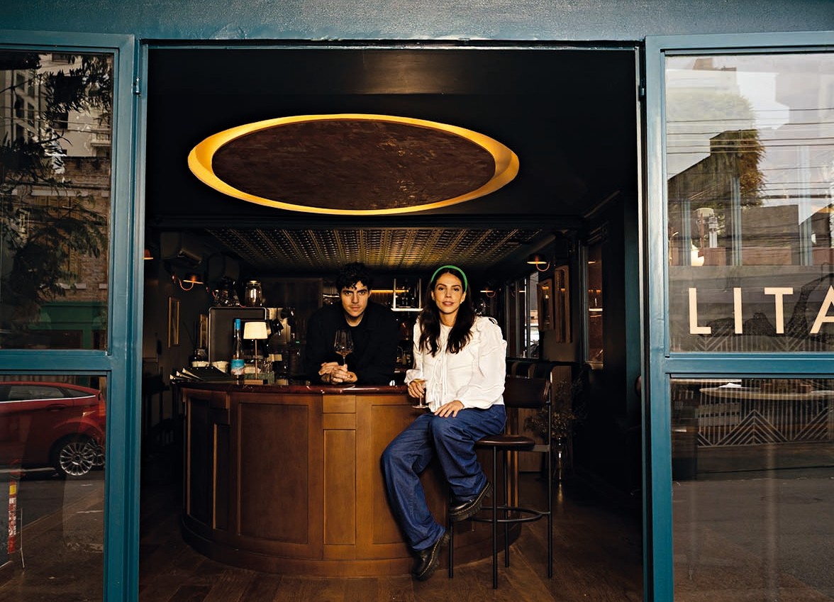 duas pessoas s&eacute;rias em restaurante