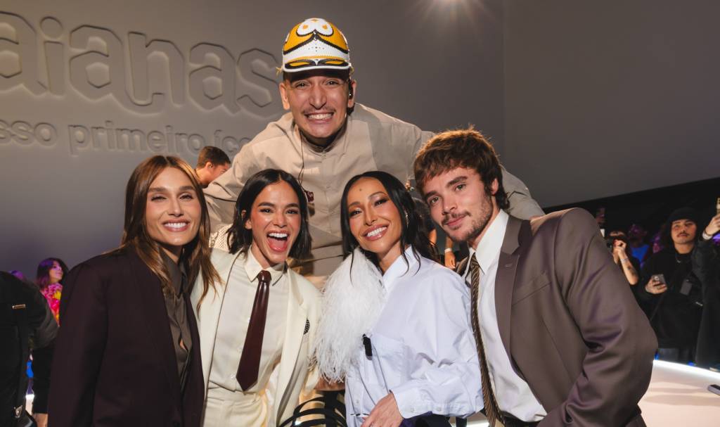 Bruna Marquezine, Sasha e Sabrina Sato prestigiam desfile-show em SP