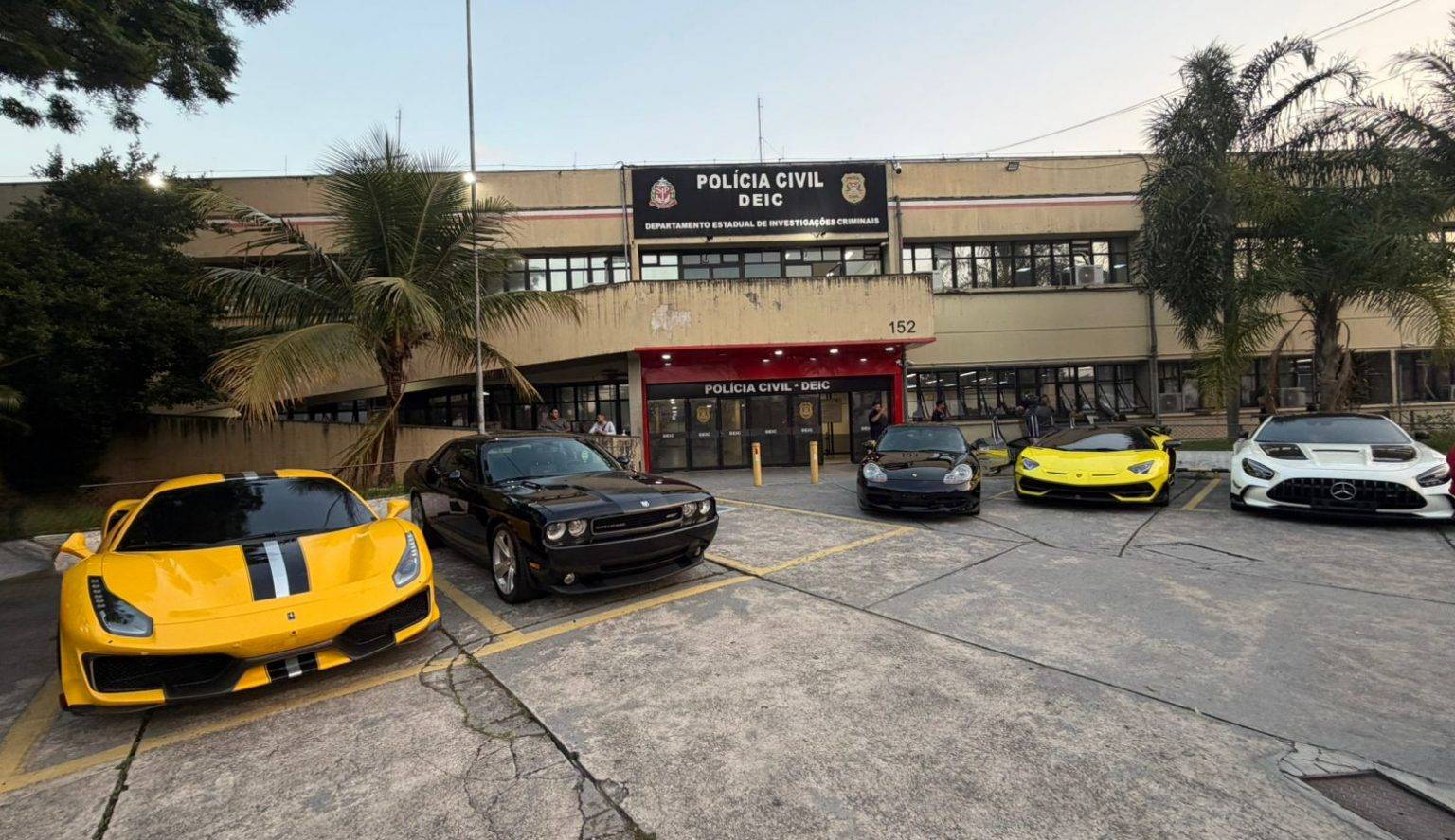 Polícia apreende carros e bens de luxo de envolvidos em golpe milionário