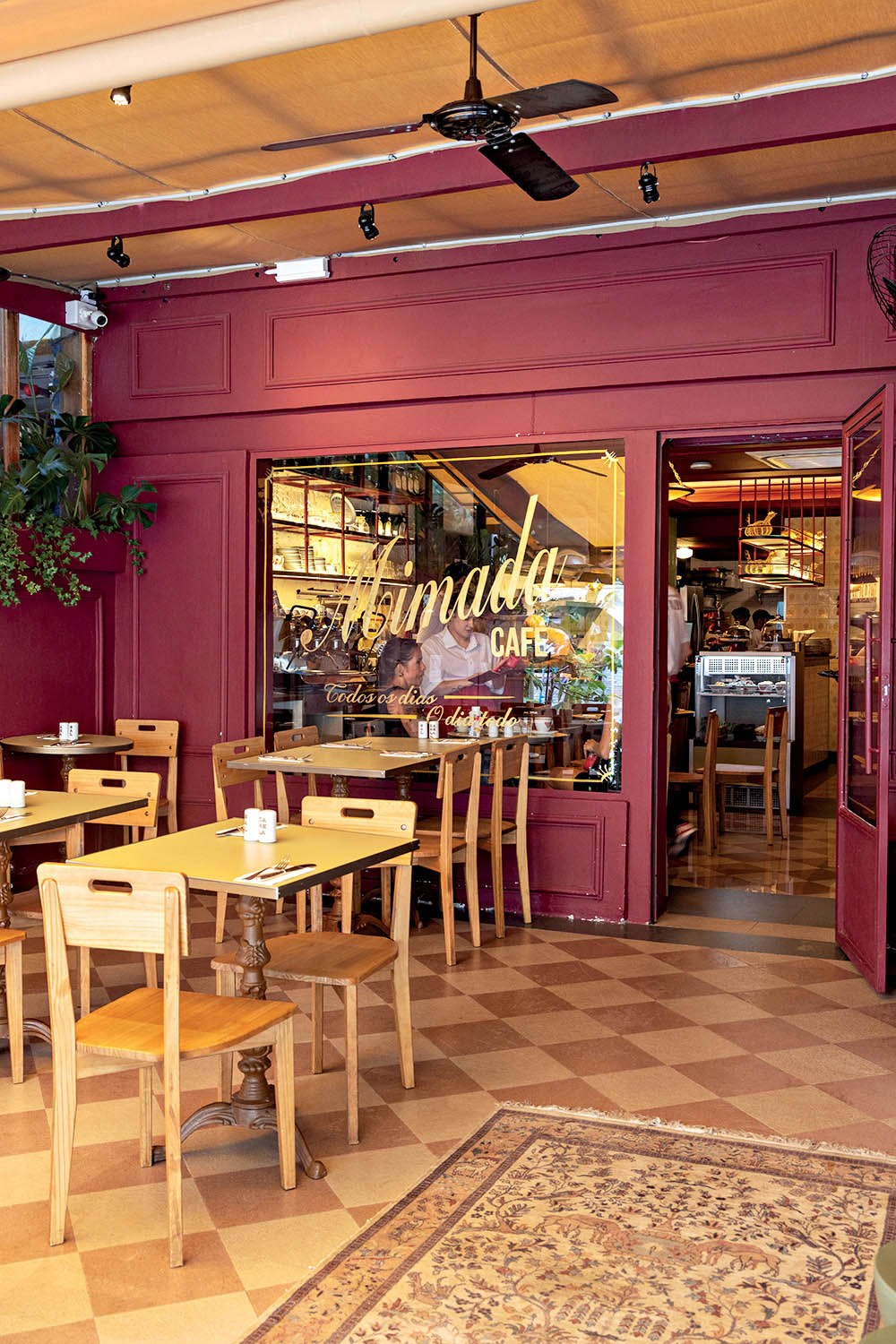 Cadeiras e fachada do caf&eacute;