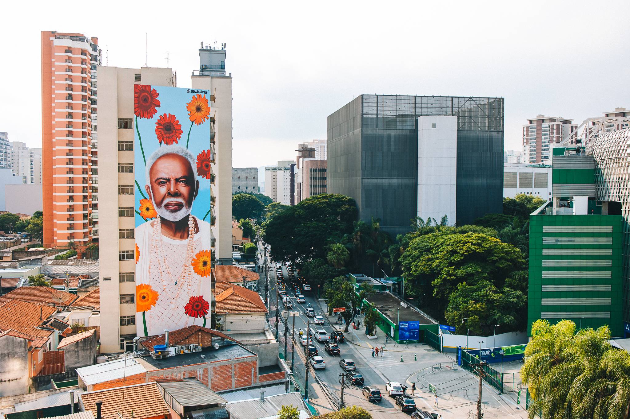 Gilberto Gil ganha mural gigante em sua homenagem na zona oeste