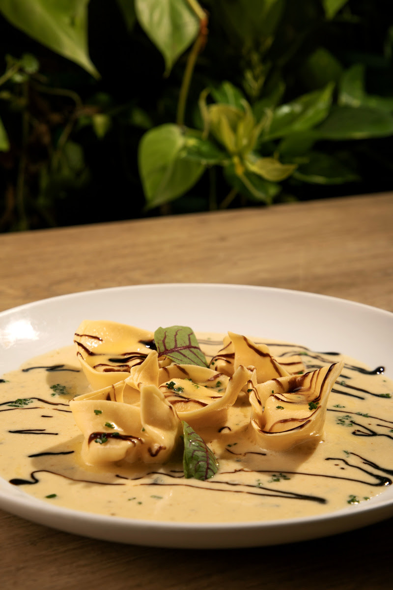 Tortelloni recheado de pera e ricota ao vinho branco da Casa La Pastina