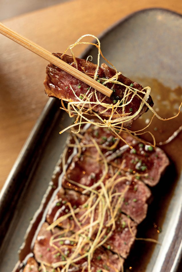 Tataki de wagyu, do Yubari: bifes malpassados em manteiga reduzida com shoyu, com geleia de pimenta e crisps de fios de alho-poró Tataki de wagyu, do Yubari: bifes malpassados em manteiga reduzida com shoyu, com geleia de pimenta e crisps de fios de alho-poró