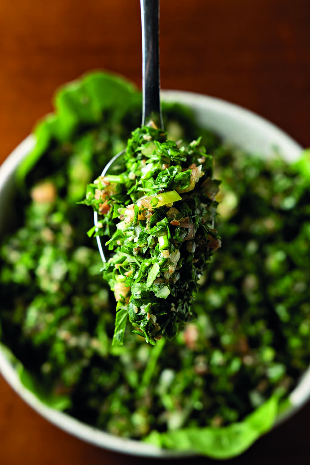 salada verde em pote branco
