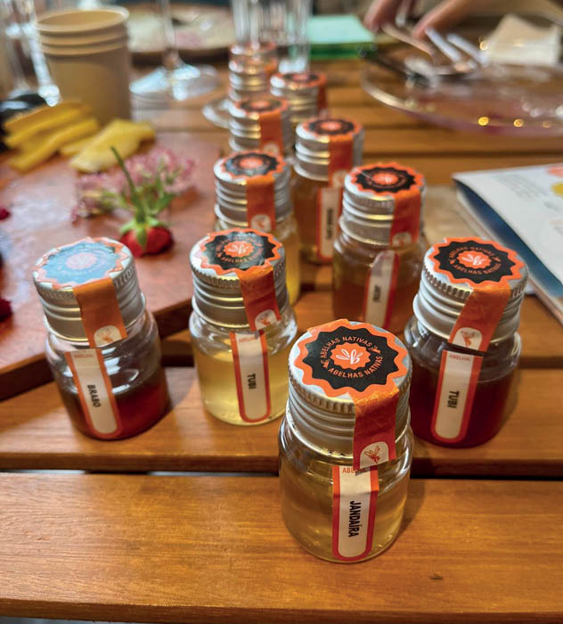 tubos com mel dentro e etiquetas com nome