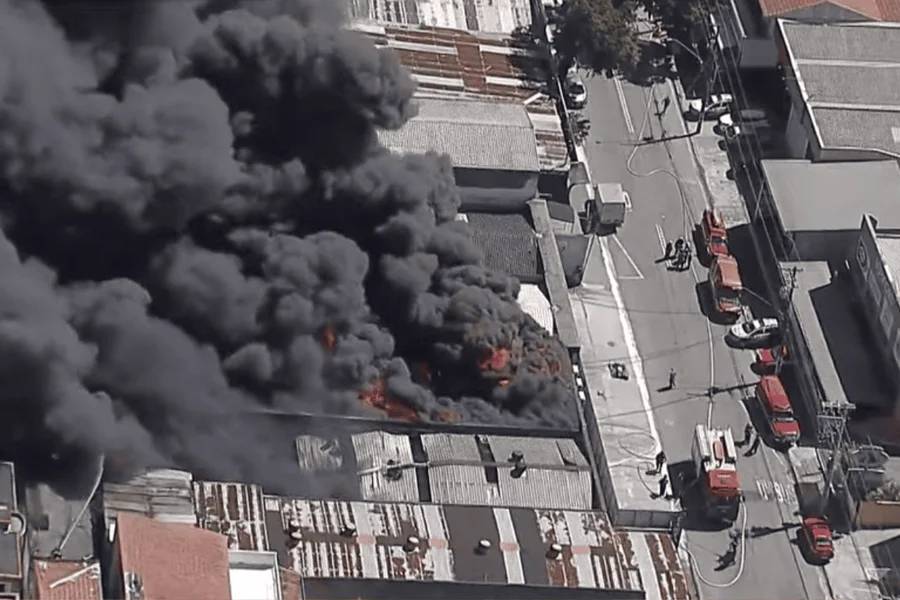 Incêndio atinge fábrica de tintas em Santo André, na Grande SP