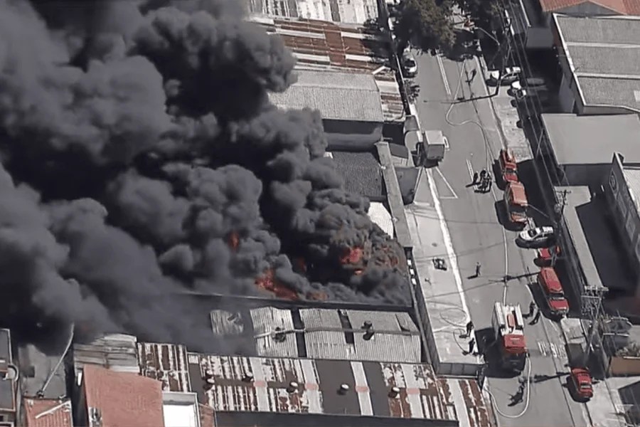 Incêndio atinge fábrica de tintas em Santo André, na Grande SP