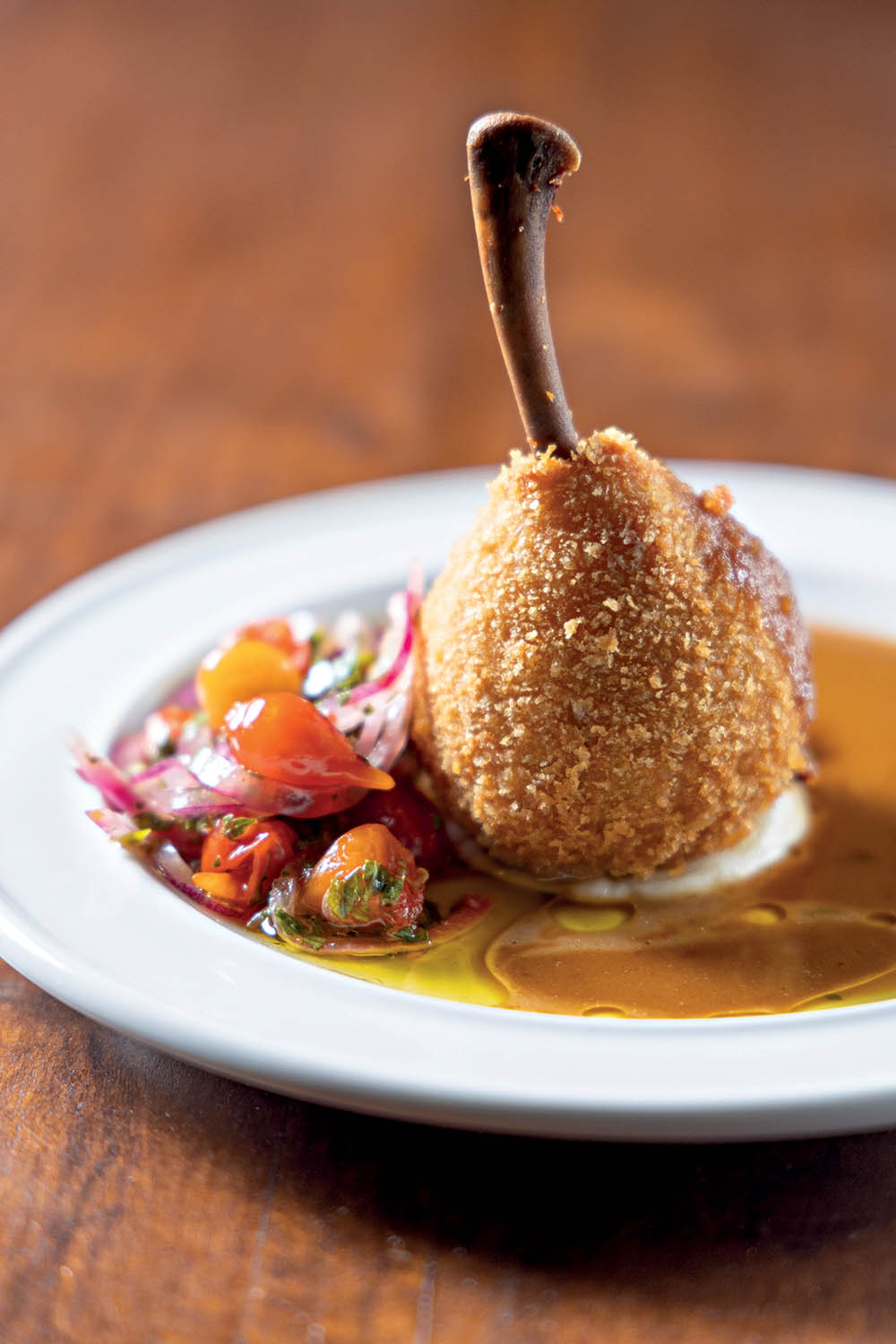Coxinha de pato: feita com carne da ave cozida lentamente em banha de porco