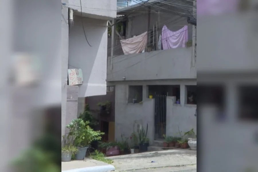 Homem invade casa de ex-companheira e desfere facadas enquanto ela dorme