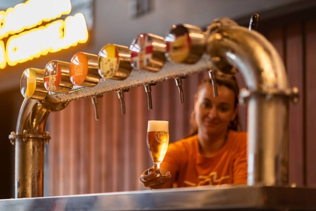 Academia da Cerveja oferece 6 mil bolsas de estudo para mulheres em SP