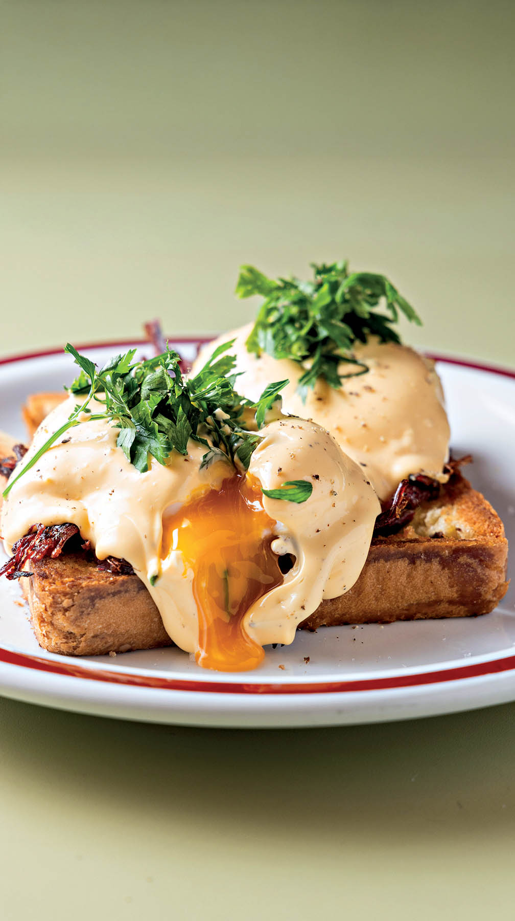 ovos no prato branco com gema mole