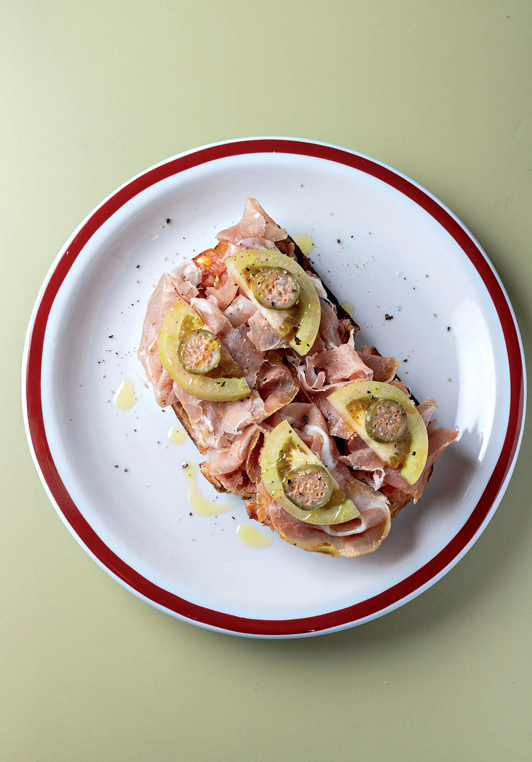 prato branco com torrada em cima