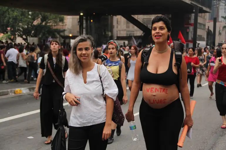 Manifestantes ocupam a Avenida Paulista neste sábado (25), em manifestação contra a misoginia