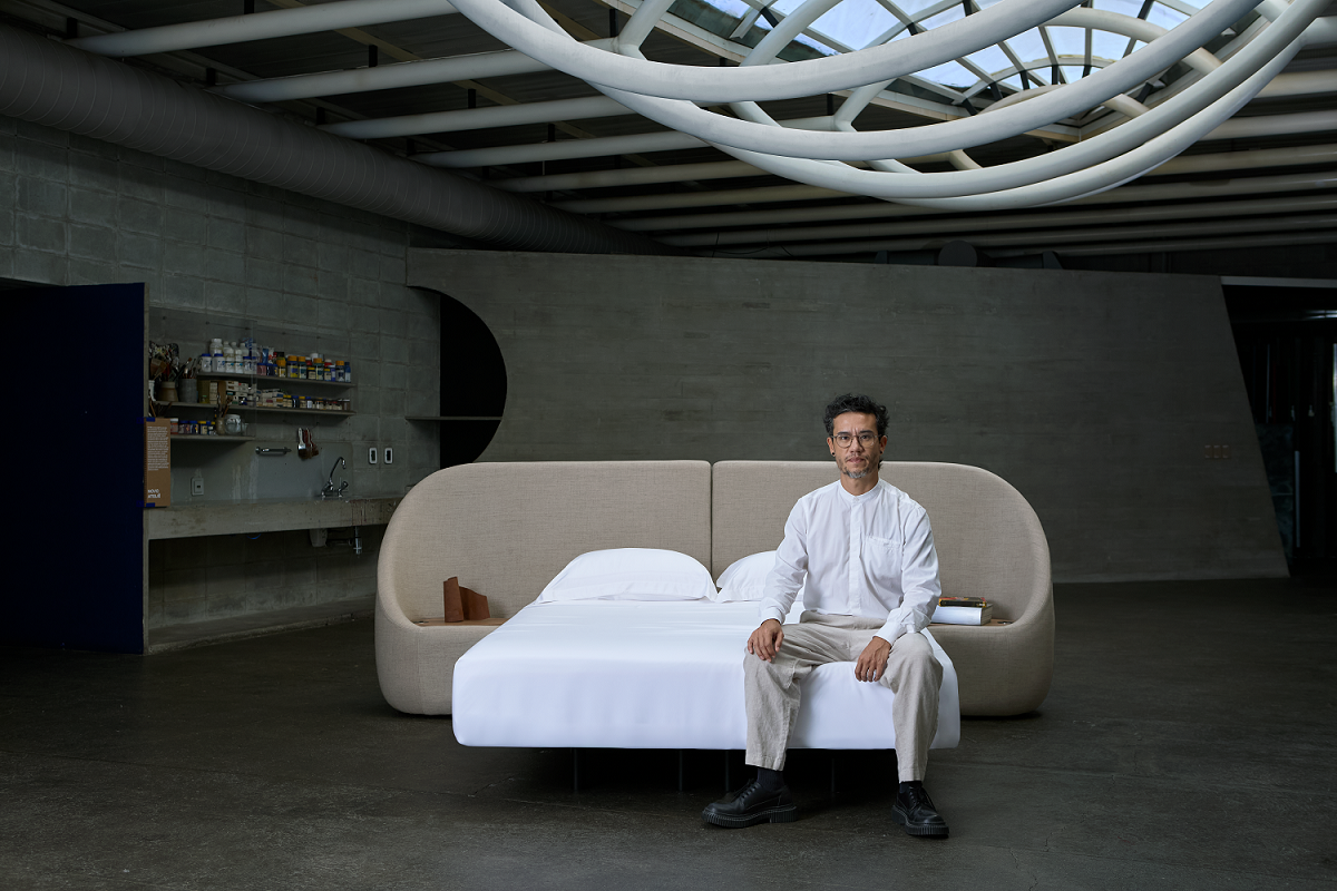 Cama "flutuante" assinada por Rodrigo Ohtake