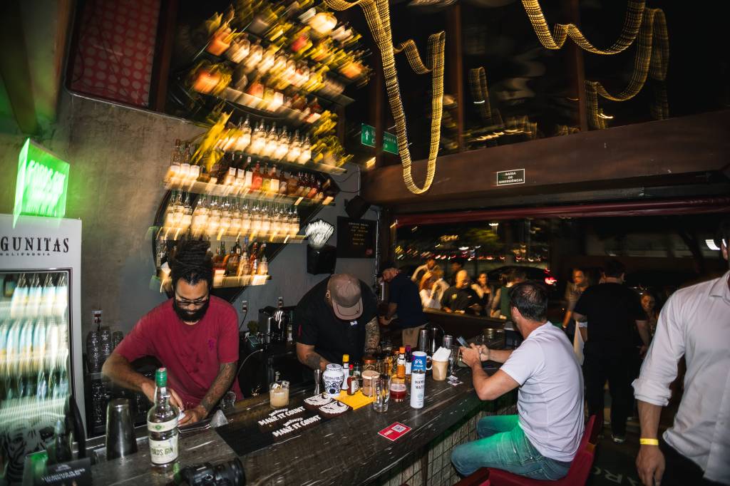 6 bartenders celebram 4 anos do bar Amargot em noite especial