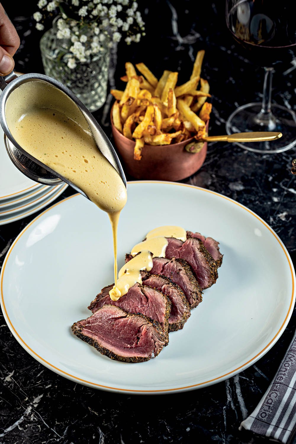 Fill&eacute;-mignon de angus: acompanha fritas e tr&ecirc;s op&ccedil;&otilde;es de molhos