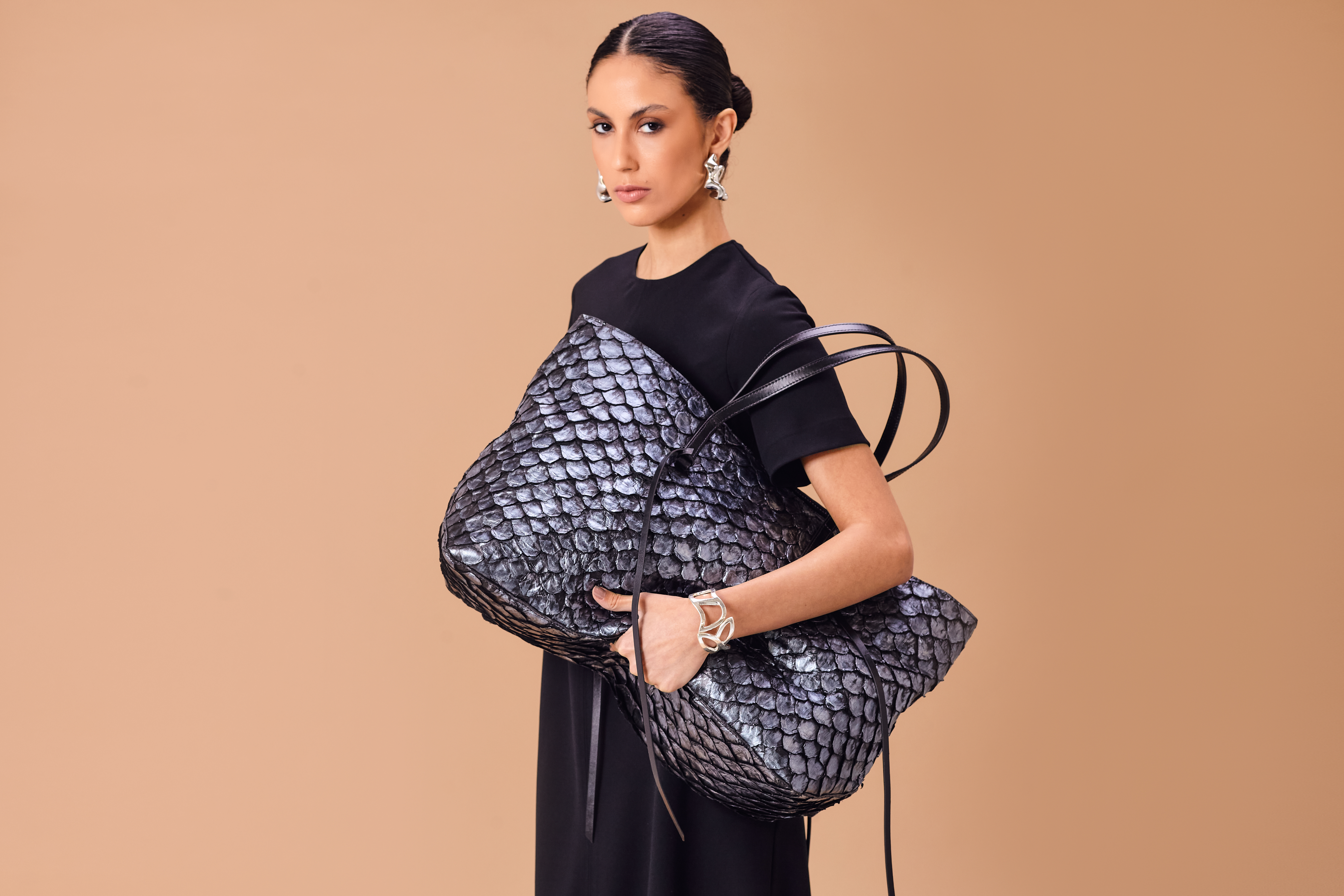 Cobé – Shopper em couro de pirarucu (3).jpg