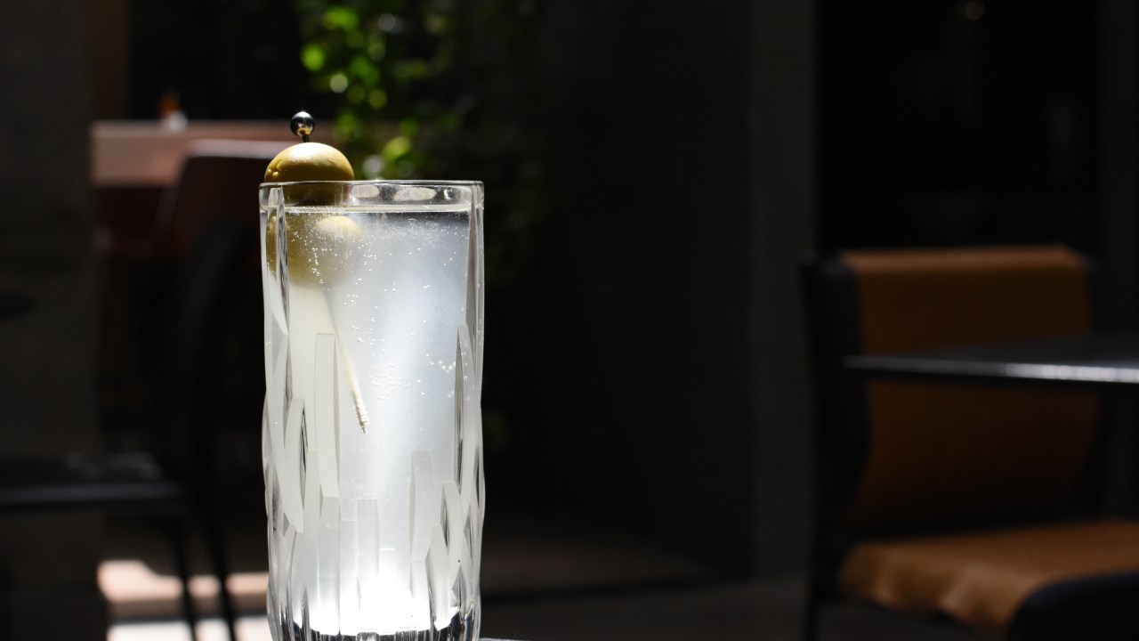 Dirty Collins by Zimbro: gin, azeitonas, alga marinha, limão-siciliano e gaseificação artesanal