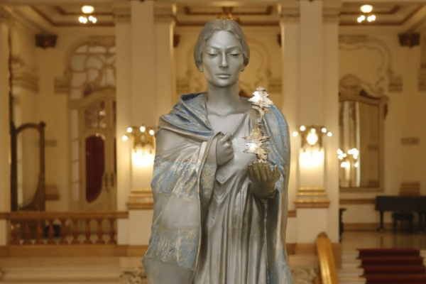Escultura de Maria Callas pode ser vista de graça no Municipal até junho