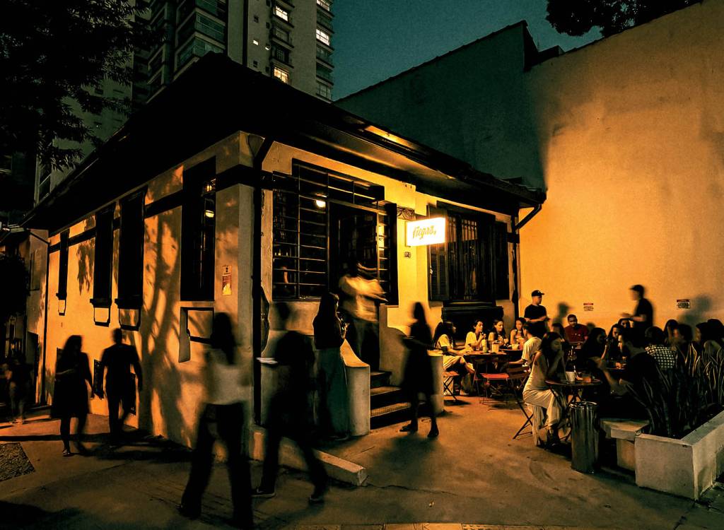 Fugaz Bar fica em Pinheiros com vinis e drinques clássicos