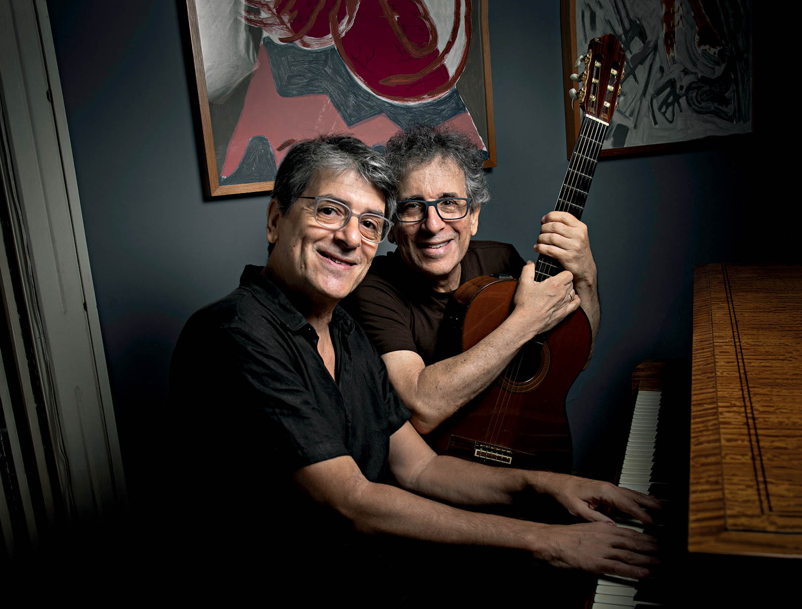 Os músicos Chico (ao piano) e Mario Adnet,