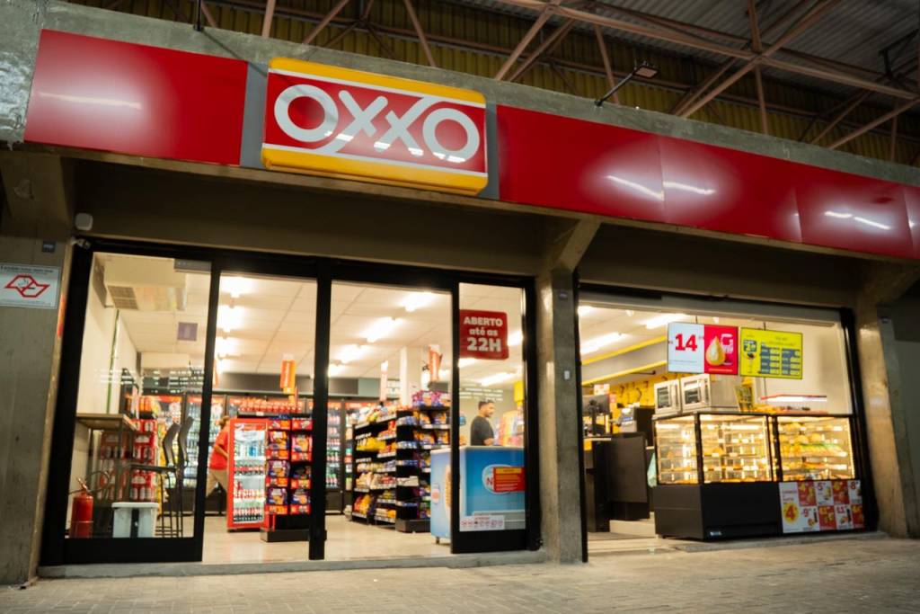 Oxxo inaugura lojas em estação de metrô e terminais da capital
