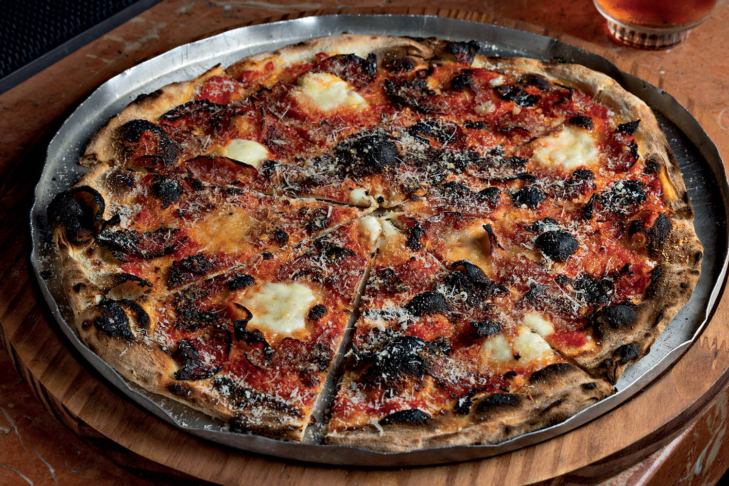 Luci Bar: para petiscar, pizzas servidas diretamente na assadeira com coberturas como salame com um toque de mel picante e parmes&atilde;o