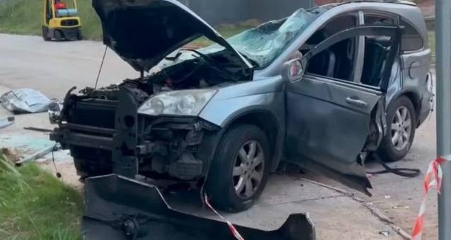 Carro cai de estacionamento de supermercado em Taboão da Serra e motorista morre