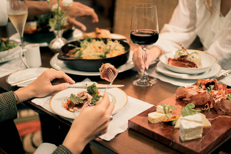 Rosewood: brunch com queijos brasileiros, p&atilde;es de fermenta&ccedil;&atilde;o natural, compotas e frutas da esta&ccedil;&atilde;o