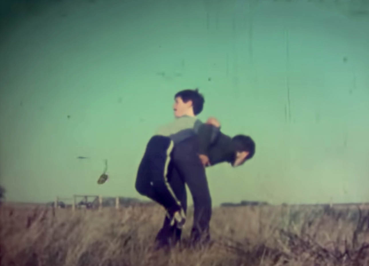 Frames do clipe da vers&atilde;o '&iquest;Qu&eacute; Ser&aacute; que Es?': filmagens da fam&iacute;lia Drexler Prada captadas em super-8 entre 1972 e 1980, no Uruguai