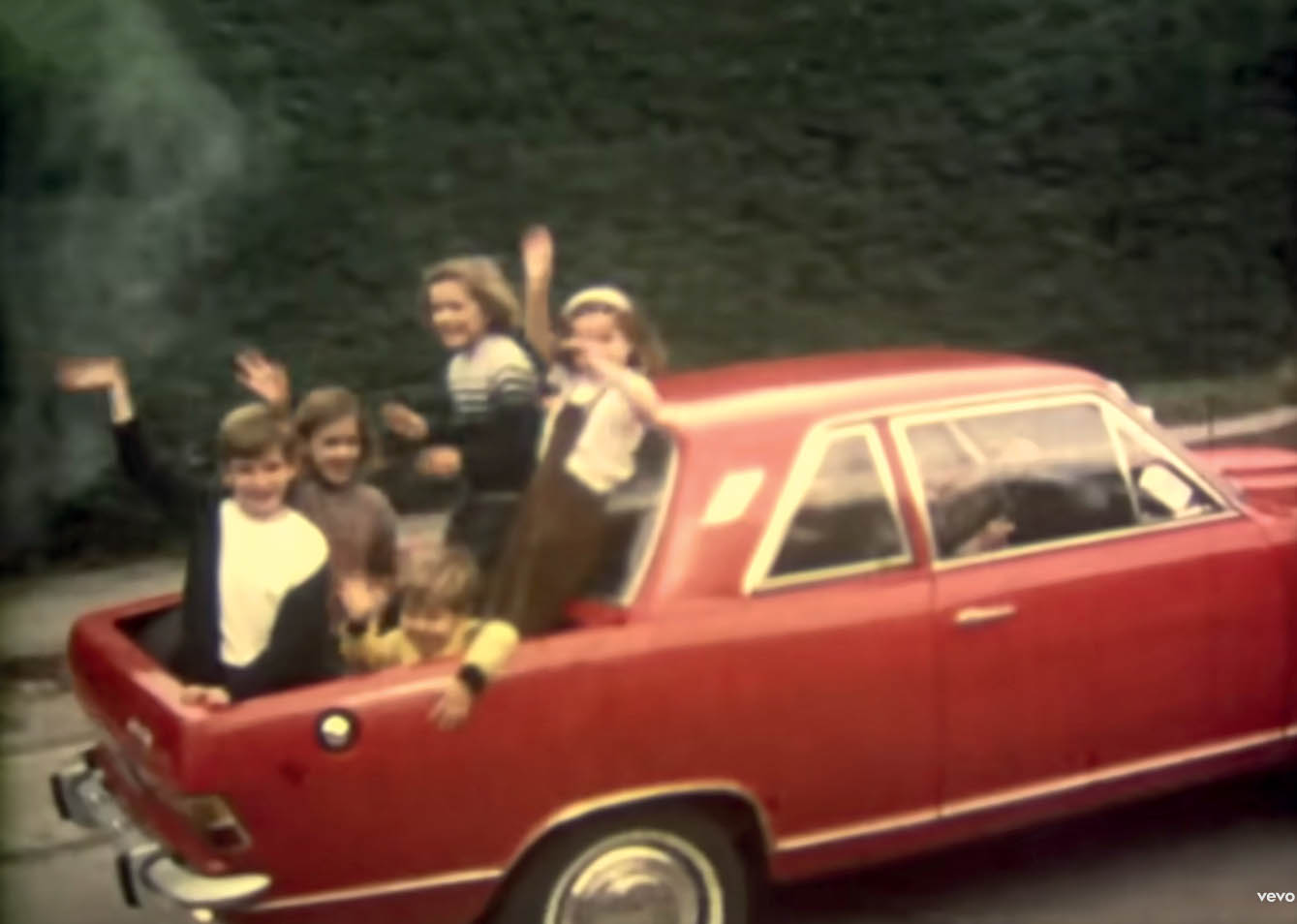 Frames do clipe da vers&atilde;o '&iquest;Qu&eacute; Ser&aacute; que Es?': filmagens da fam&iacute;lia Drexler Prada captadas em super-8 entre 1972 e 1980, no Uruguai