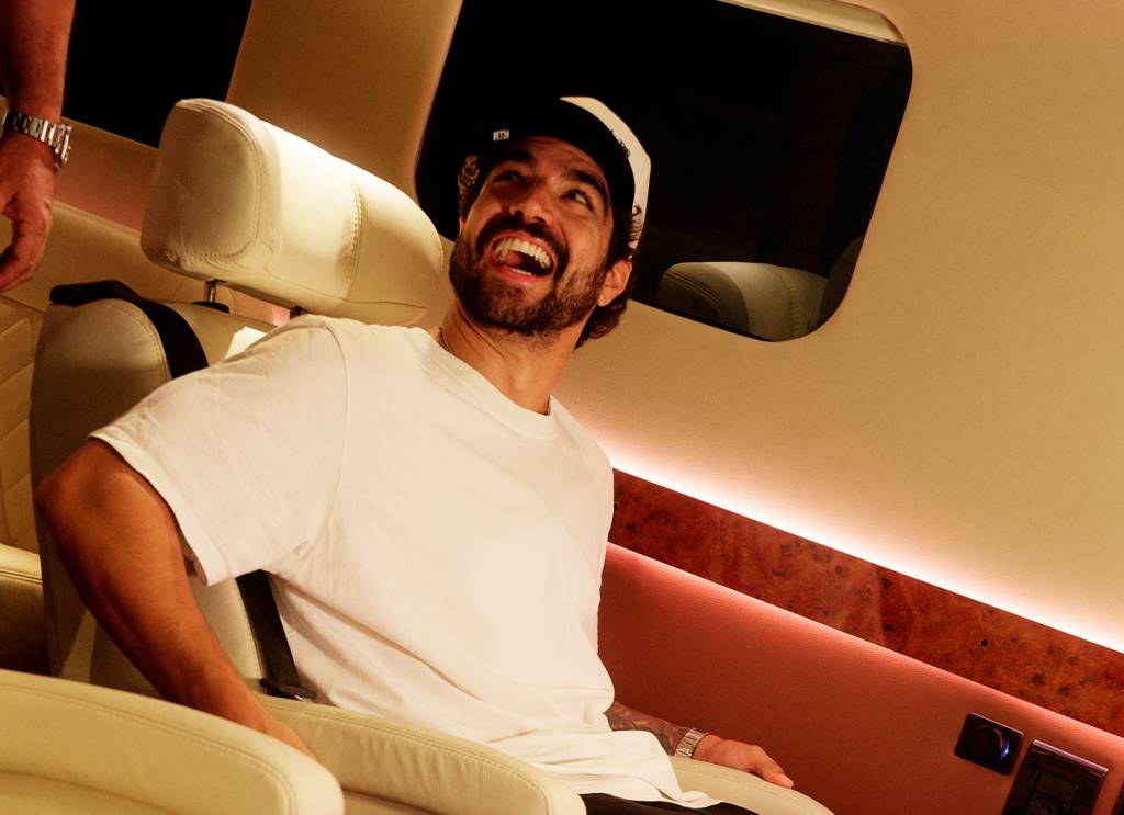 Por dentro da ‘casa sobre rodas’ de Caio Castro: van de luxo tem wi-fi e poltrona de massagem
