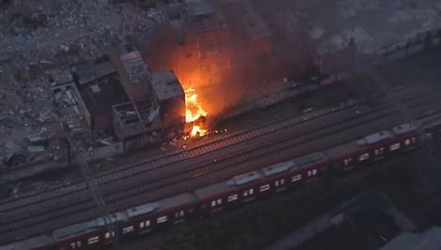 Incêndio atinge dois imóveis na Favela do Moinho, no Centro de SP