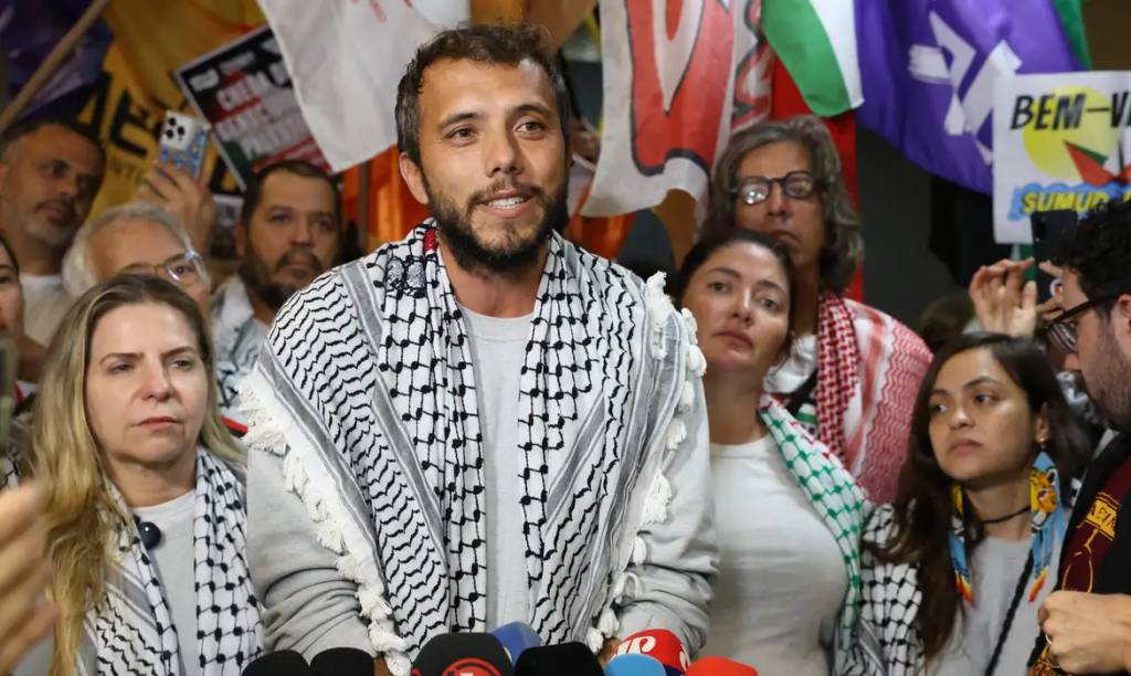 Thiago Ávila desembarca em SP após ser deportado e preso em Israel