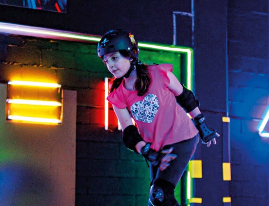 Pista de patins com néon e música é atração gratuita no Shopping TriMais