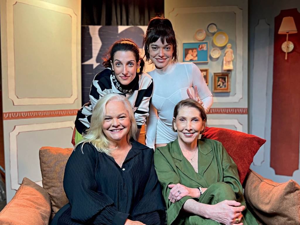 Clarice Falcão, Bella Camero e suas mães estrelam o primeiro podcast 100% feminino do Porta dos Fundos
