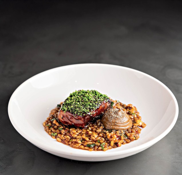 Arroz-cateto: caldo de cupim defumado e com a carne laqueada com manteiga queimada, avelã, alho negro e maionese de limão