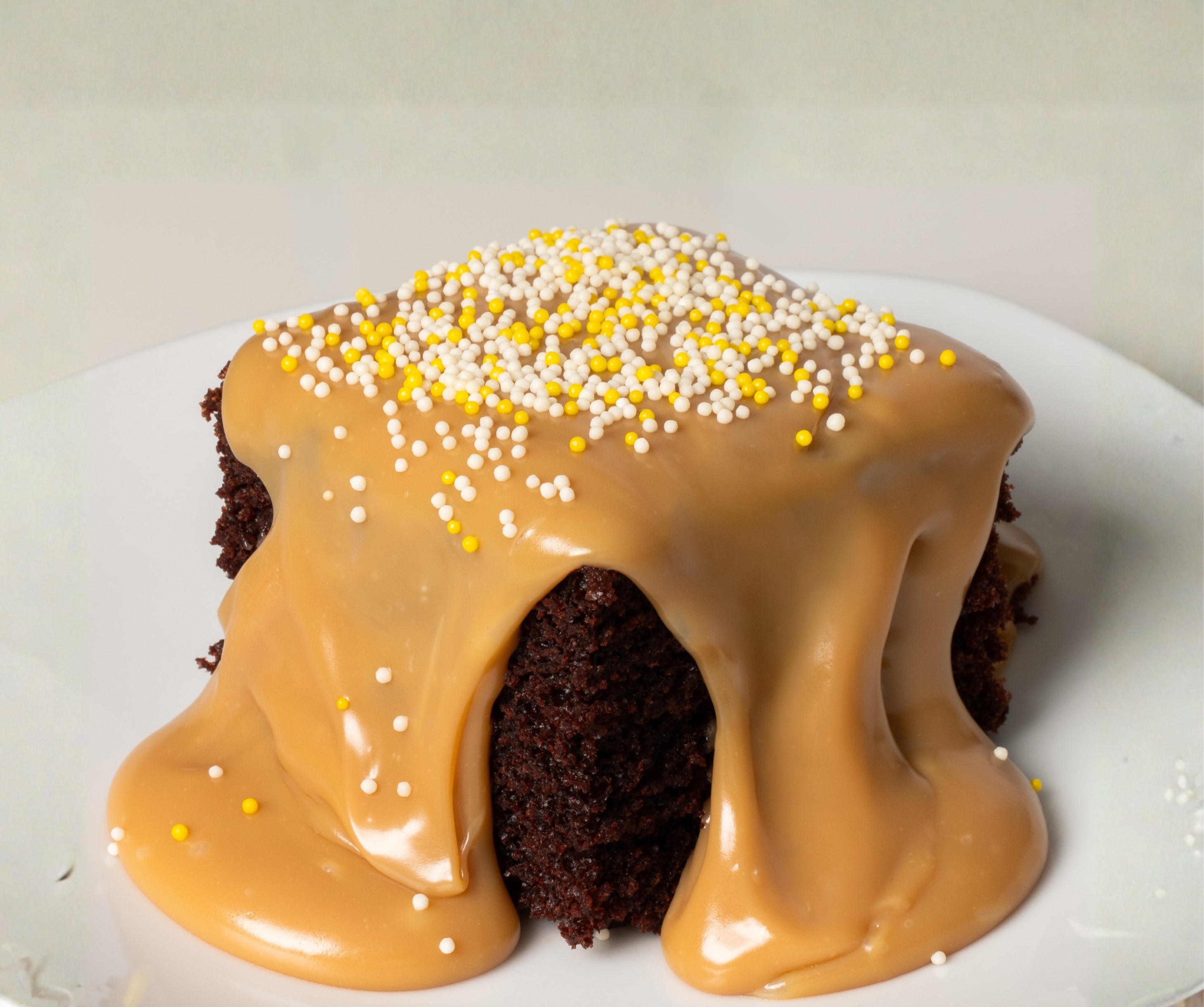 Bolo de chocolate com cobertura de brigadeiro de caramelo salgado