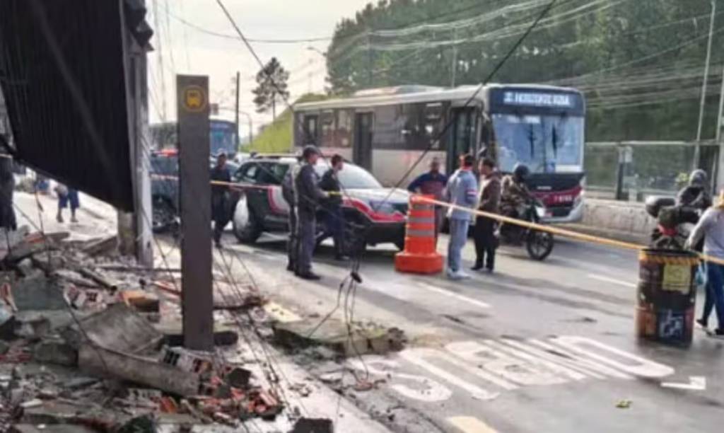 Marquise desaba sobre ponto de ônibus e deixa três feridos na Zona Sul