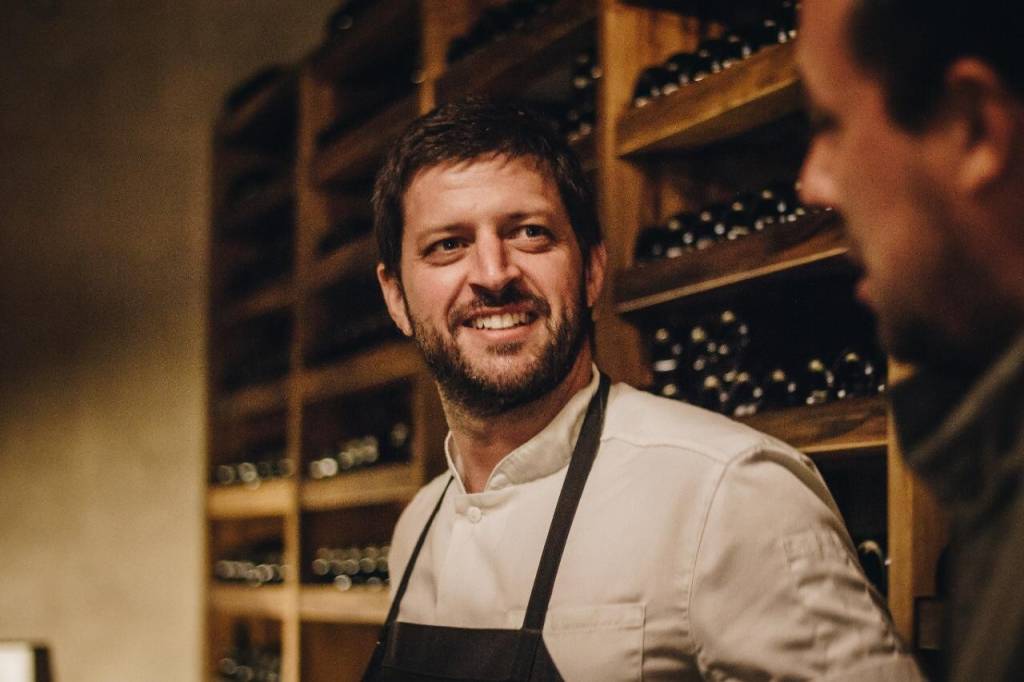 Iago Jacomussi, do Jacó, recebe o colega Javier Rodriguez, do El Papagayo